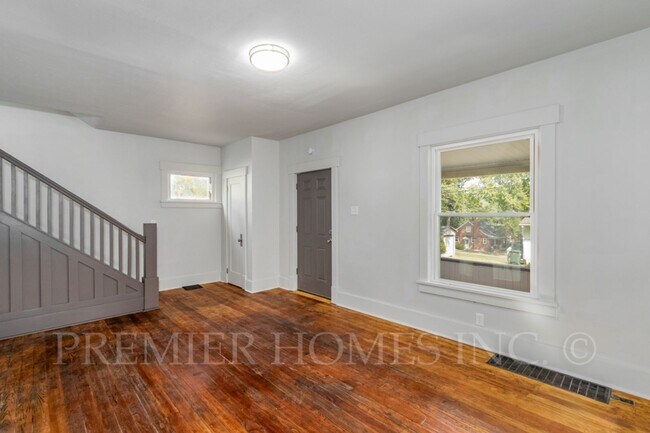 Building Photo - 3 Bed Home with Garage, Private Driveway & Yard – $1,495/mo