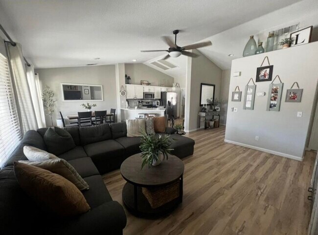 Foto del edificio - 37772 Hollister Dr