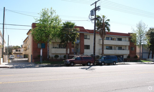 The Castle Court Apartments - Castle Court