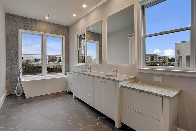 Building Photo - 878 3rd St
