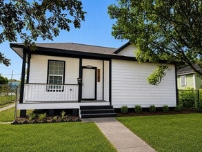 Building Photo - 5403 Ave Q 1/2
