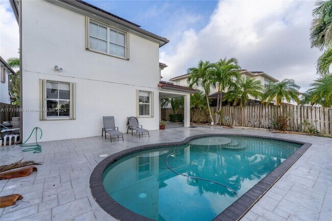 Foto del edificio - 8325 NW 115th Ct