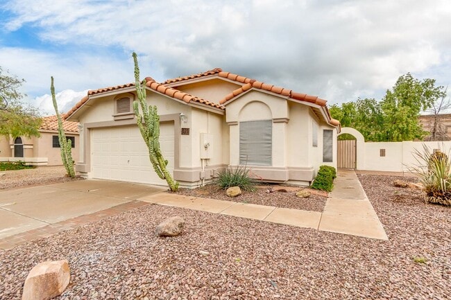 Building Photo - Pecos Ranch Beauty!