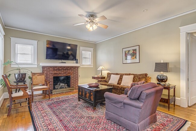 Building Photo - 3 Bedroom Near UNCG - Available Furnished ...