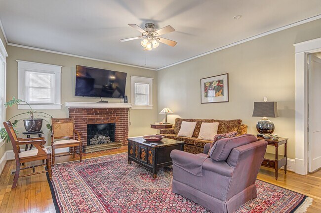 Foto del edificio - 3 Bedroom Near UNCG - Available Furnished ...