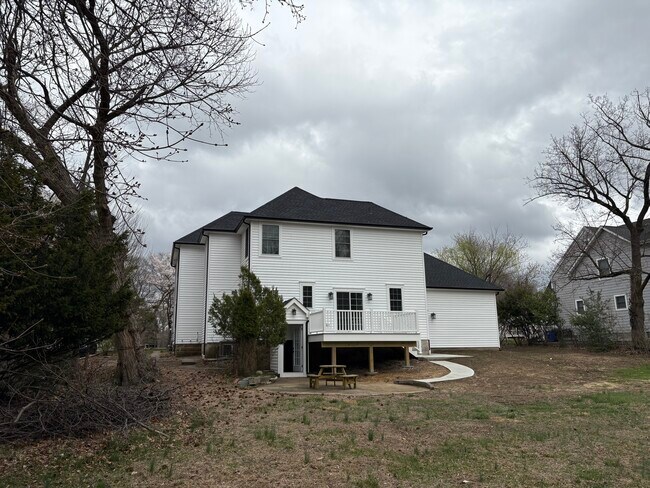 Building Photo - 724 Holmdel Rd