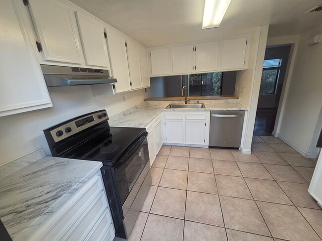 Building Photo - 140 E El Norte Pkwy