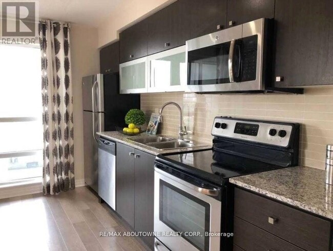 Building Photo - 2015 Sheppard Ave E