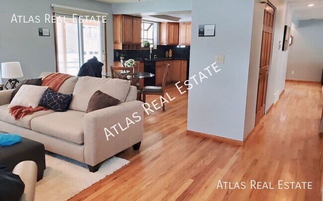 Building Photo - Cannot Miss Large and Affordable 5 Bed 4 B...