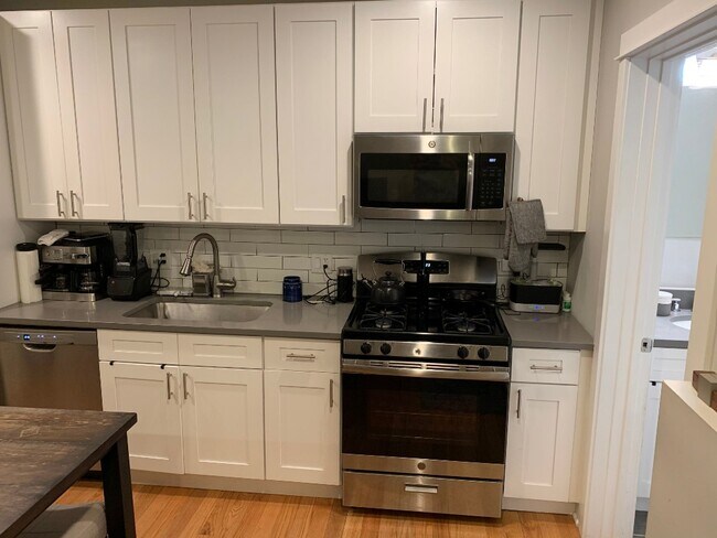 Foto del edificio - 2437 N Ashland Ave