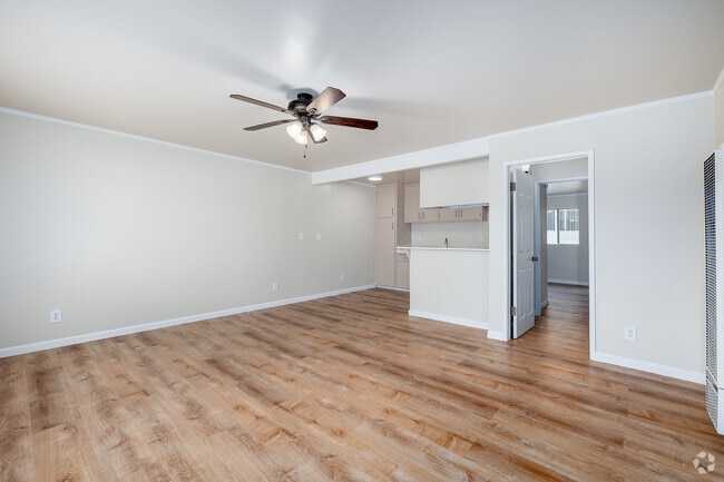1 habitación, 1 baño - 700 pies cuadrados - Sala de estar - 14624 Gault St