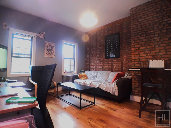 Foto del edificio - Spacious Two Bedroom with Exposed Brick in...