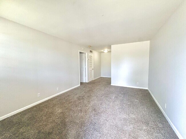 Foto del edificio - Amazing Location! View of Centennial Park! 1 Bed 1 Bath