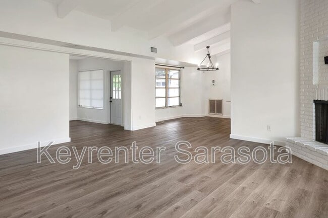 Foto del edificio - 6624 Fairway Dr