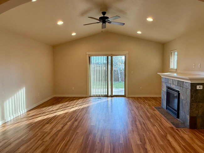 Building Photo - 4 Bedroom Home: Fenced Backyard & Great Location!