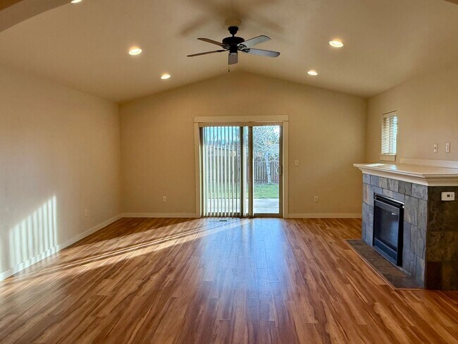 Foto del edificio - 4 Bedroom Home: Fenced Backyard & Great Location!