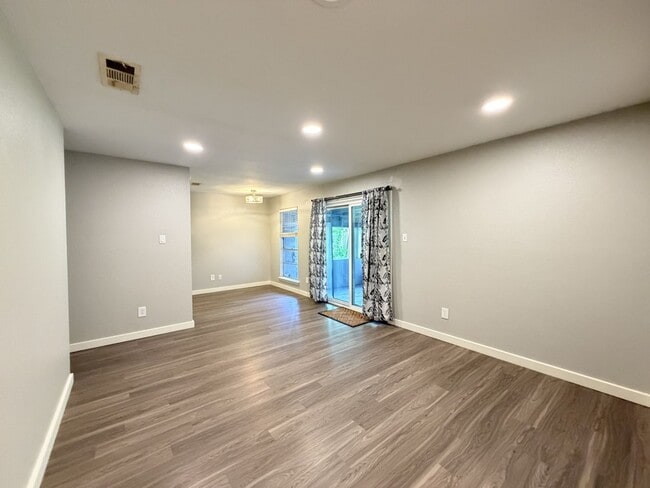 Building Photo - 10615 Golden Quail Dr