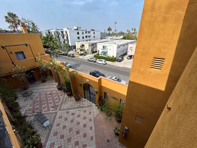 Building Photo - 828 N Hudson Ave