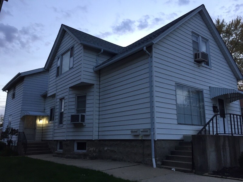 422 Bridge St Unit 3 studio, Joliet, IL 60435 Room for Rent in Joliet