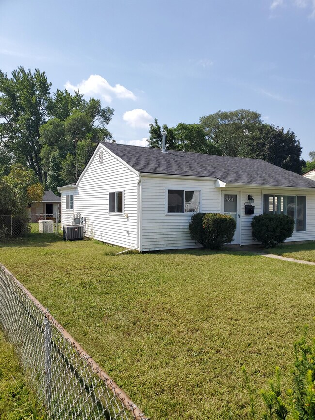 Building Photo - 35811 Glen St