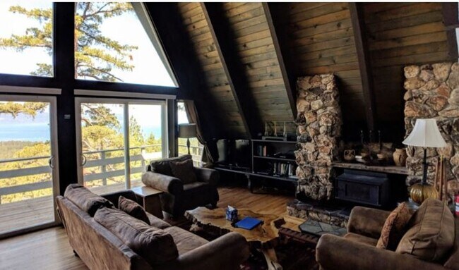 Building Photo - "Million Dollar Views" This home offers br...