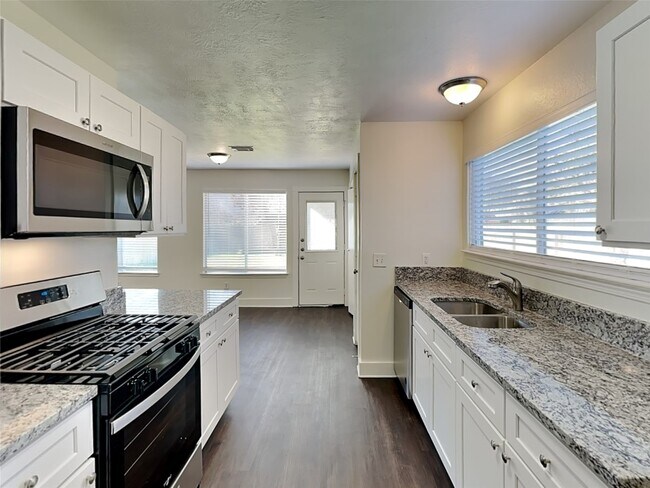 Foto del edificio - 5011 Westfield Village Dr