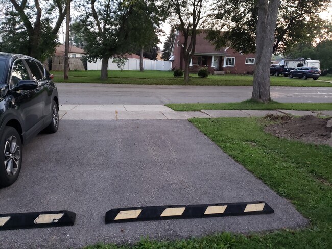 parking space - 142 Burlington Ave