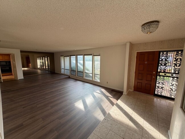 Foto del edificio - 3 Bedroom | 2 Bathroom | Single-Family Home in Sacramento