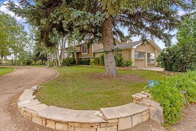 Building Photo - Spacious Bi-Level Home with Mountain & Lak...