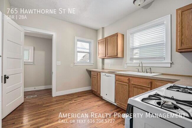 Building Photo - 765 Hawthorne St NE
