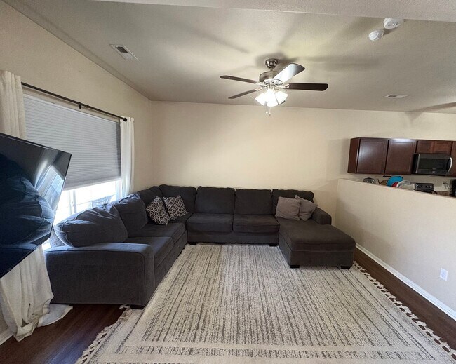 Foto del edificio - 3 Bed 3 Bath Townhome Minutes From Fort Carson, Peterson, and Schriever SFB!!!