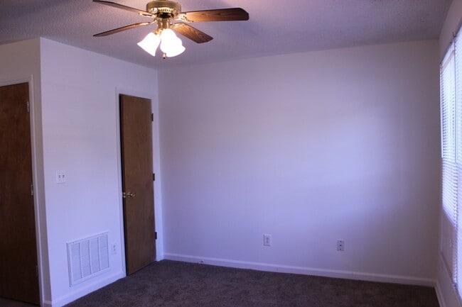 Building Photo - North Raleigh Townhouse Convenient to Scho...
