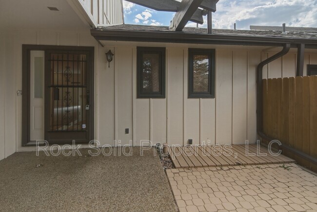 Foto del edificio - 5416 Meadowbrook Dr