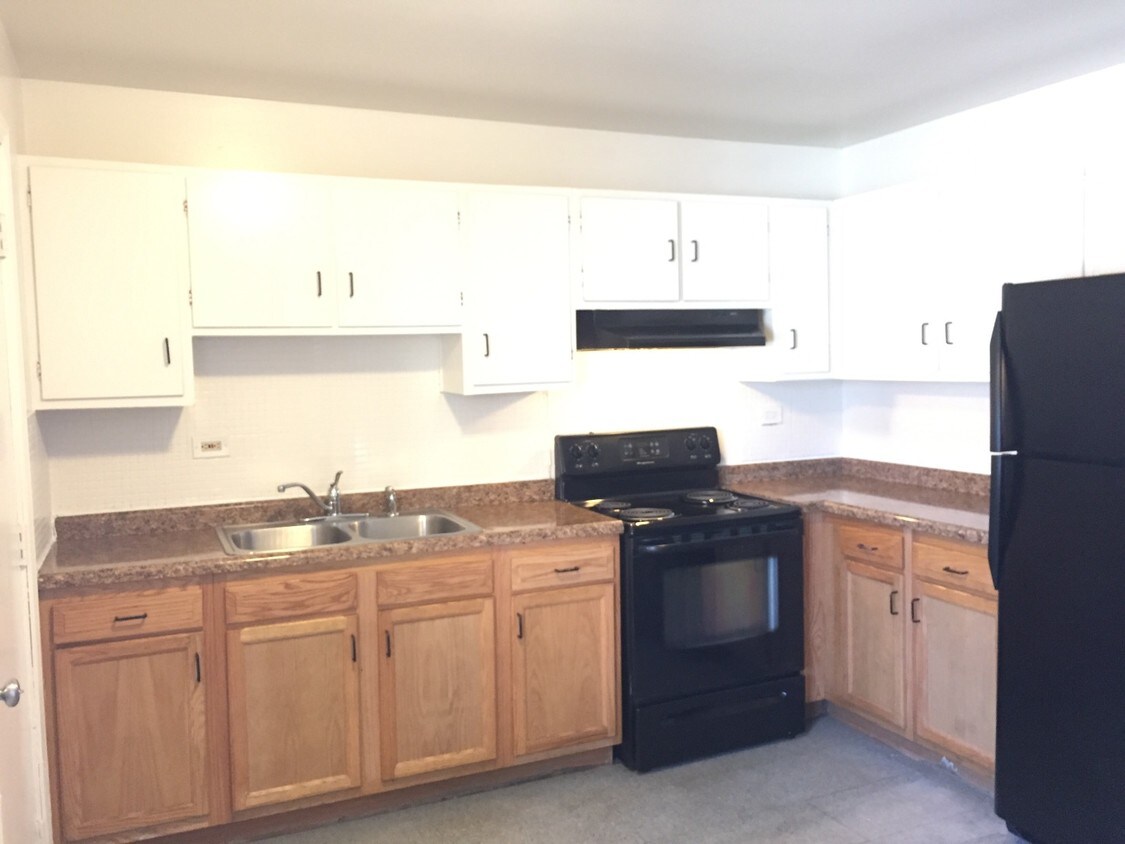 Primary Photo - 2111 N Elmwood Ave