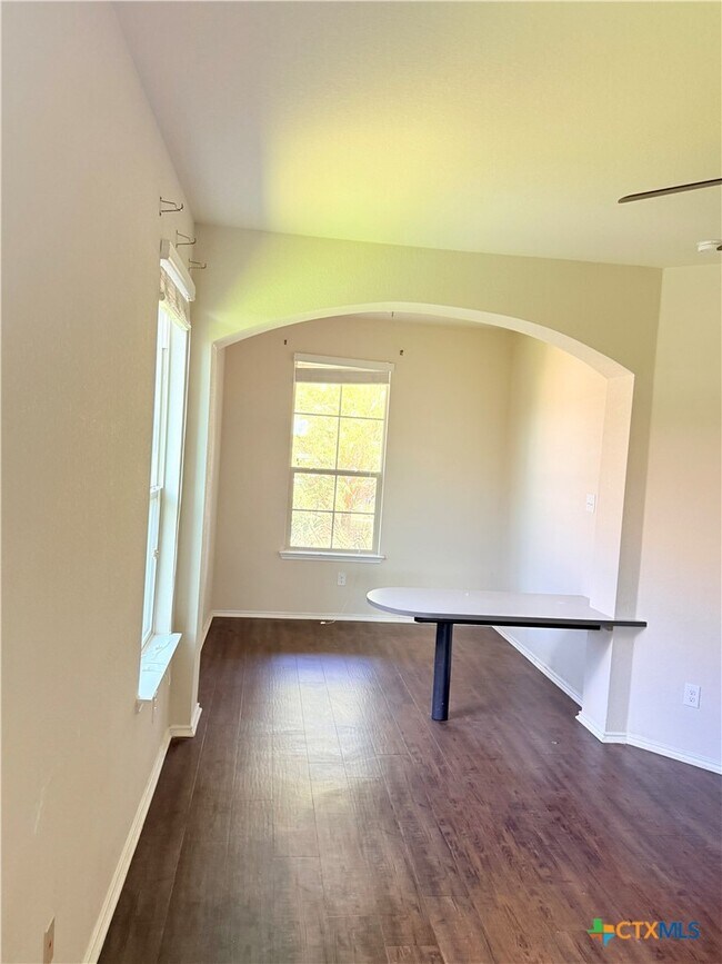 Foto del edificio - 5404 Waterbank Ln