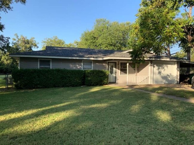 Building Photo - Spacious 3-Bedroom Home with 1.5 Baths & H...