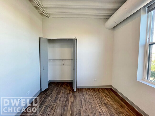 Building Photo - 951 W Dakin St