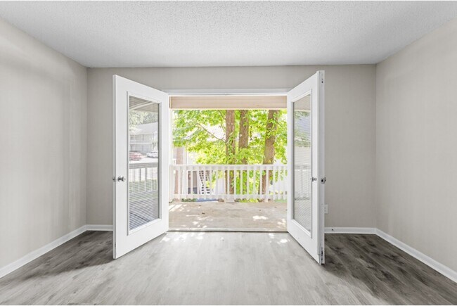 Foto del interior - 2 Bed/2 Bath under New Ownership!