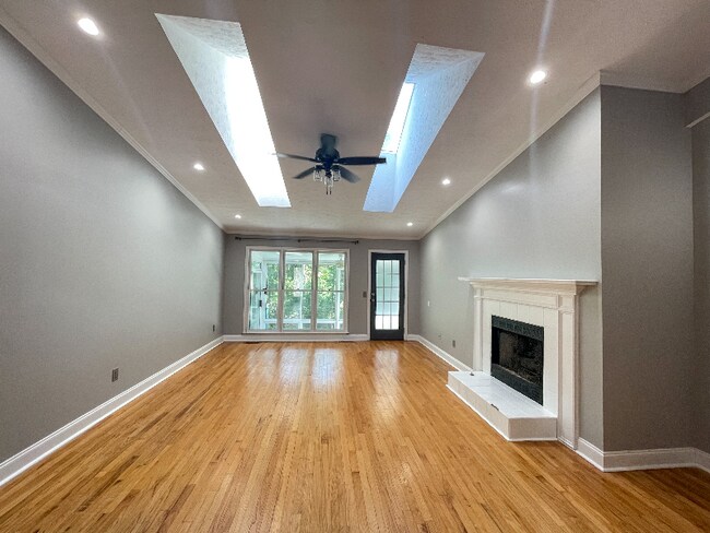 Foto del edificio - 645 Clearwater Pl
