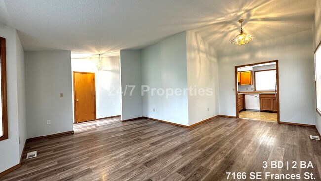 Foto del edificio - Updated 3BD | 2BA Home with Garage & Large Deck - Hillsboro
