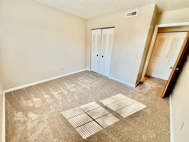 Foto del edificio - Two bedroom with new carpet! 1/2 off Dec!