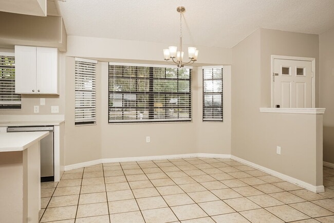 Building Photo - 5785 Colonial Oaks Blvd