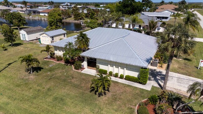 Foto del edificio - "Spacious 3-Bed Sanctuary with 3.5 Baths in Charming Port Charlotte!"