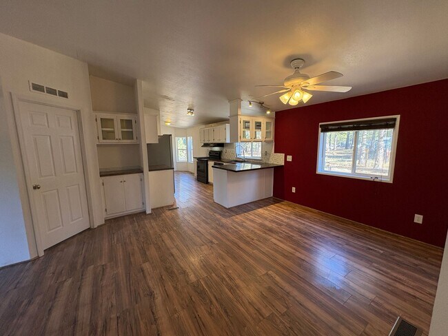 Foto del edificio - CHECK OUT THIS SPACIOUS SINGLE FAMILY HOME IN DESCHUTES RIVER WOODS ON 0.96 ACRES!