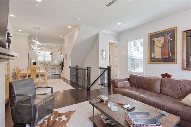 Building Photo - 300 Lantana Ln