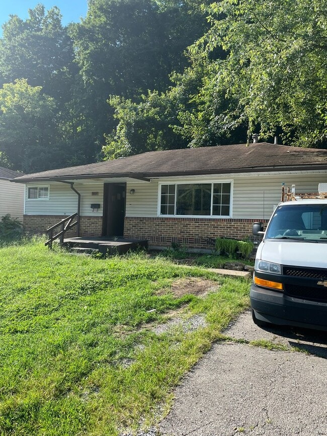 Building Photo - Three Bed, 2 Bath in Cincinnati!