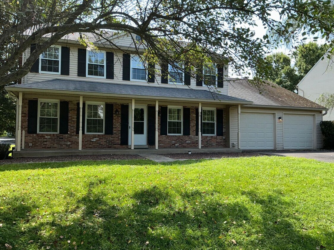 Foto principal - Beautiful 4BR 2.5BA corner lot Colonial wi...
