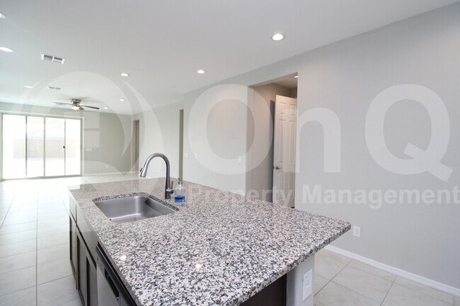 Foto del edificio - 18029 W Elizabeth Ave