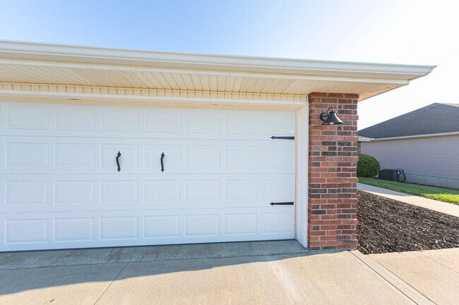 Building Photo - 1729 Sunset Dr