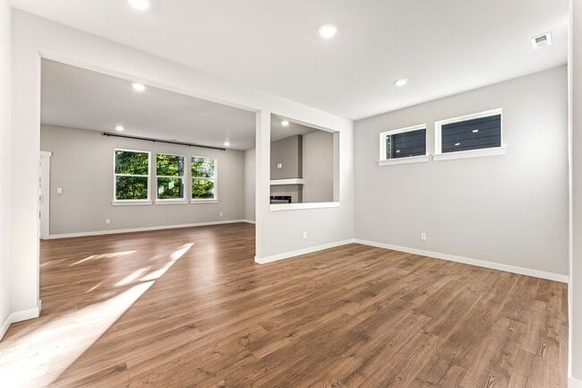 Building Photo - Modern 5-Bedroom, 3 bath home in Port Orchards Stetson Heights Neighborhood